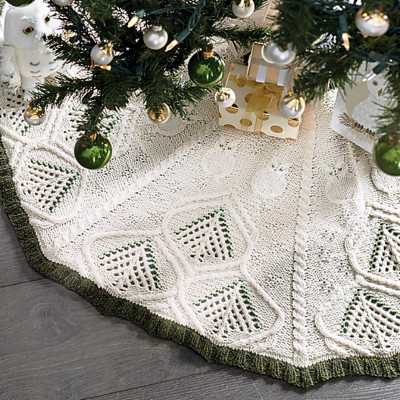 Christmas at Hogwarts Tree Skirt by Susanna IC, Published in Knitrino November 2021, photo © Knitrino